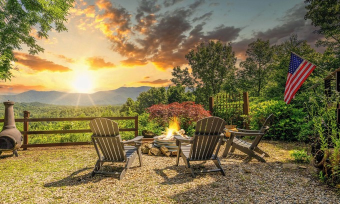 Robbinsville Cabina | NEW! Luxury Nantahala Cabin with Mtn Views, SoakTub, Fire Pit