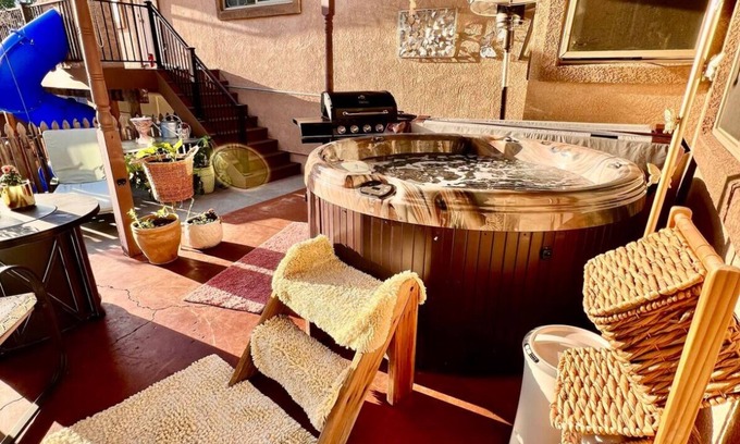 Village Seven Casa | New Luxury Primary Suite-TWO King Beds-Wraparound Deck-Mountain Views-Hot Tub