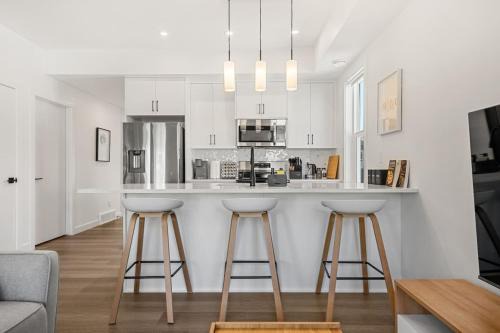 Springbank Hill Casa | New Luxury Rated Aspen Home, Incl. Free Banff Pass