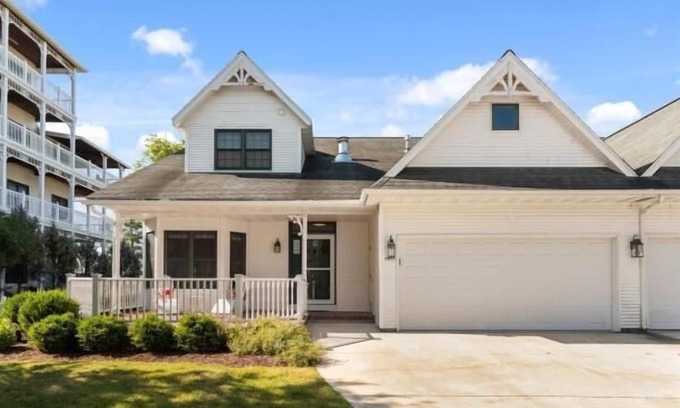 Elkhart Lake Casa | NEW!! Luxury Rental - Parker House. Private Beach Access & Walkable to Downtown