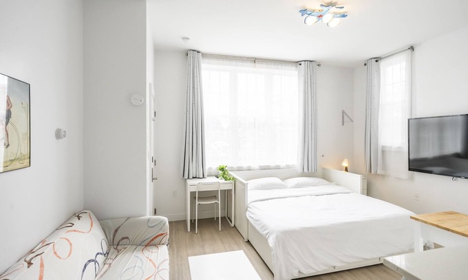 Queens Apartamento | NEW! Luxury Studio! Smart Home! Main St! w/ Free Parking!