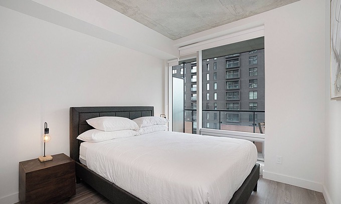 Quartier des Spectacles Apartamento | New Luxury Unit in Heart of MTL 701 | Metro access
