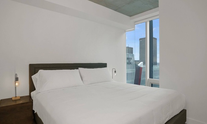 Quartier des Spectacles Apartamento | New Luxury Unit in Heart of MTL 911 | Metro access