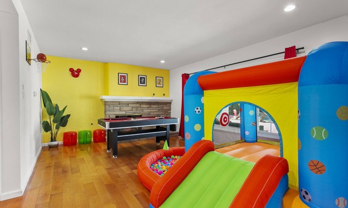 Northwest Anaheim Casa | NEW Magical Family Fun! 10 Mins to Disneyland, Private Pool/Bounce House!