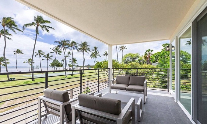 Portlock Casa | NEW! Makai Manor - AC, Hot Tub, Views!