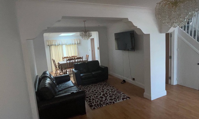 Coombe Vale Casa | New Malden - 4 Beds - Sleeps 8 - Garden - WiFi
