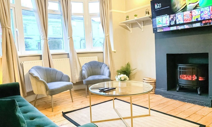 Beverley Apartamento | New Malden Cosy 3-bedroom House w/ FREE Parking & Private Garden near Koreatown