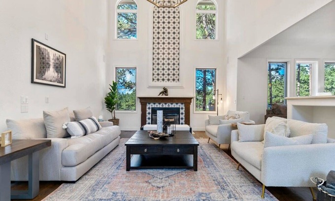 Woodmoor Casa | New! Mansion Retreat! Sleeps 20 + Games + Dogs OK