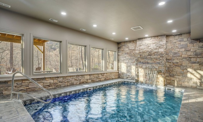Massanutten Casa | NEW!Massanutten Home~INDOOR HEATED POOL~Theater~Hot tub~Family Friendly~Sleeps14