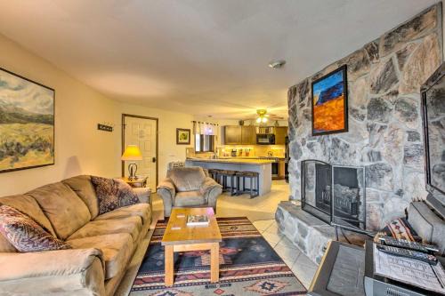 Angel Fire Apartamento | New Mexico Condo with Fireplace and Mountain View