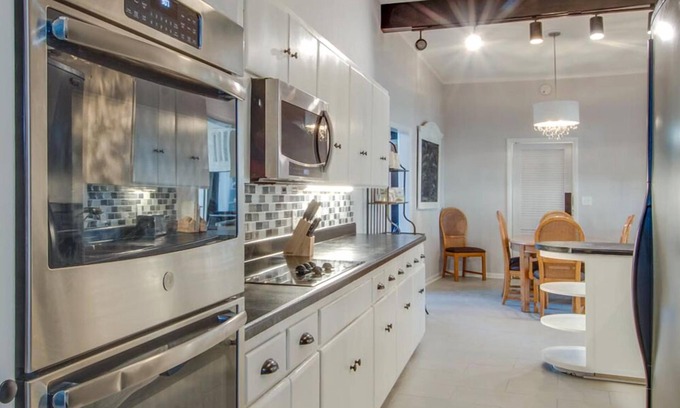 Madison Casa | New! Mid Century Modern 10 min from downtown, large, private yard