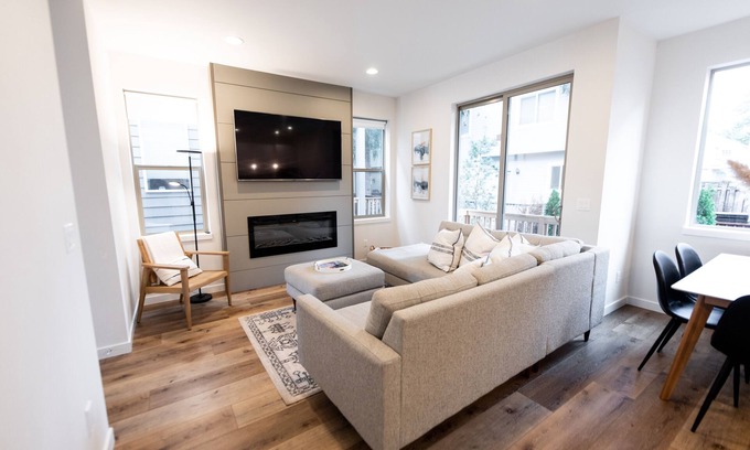 Minnehaha Casa | NEW mid- century modern 4bedroom oasis