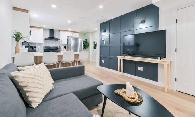 Calgary Casa | New! Min to Airport | Modern Private Suite