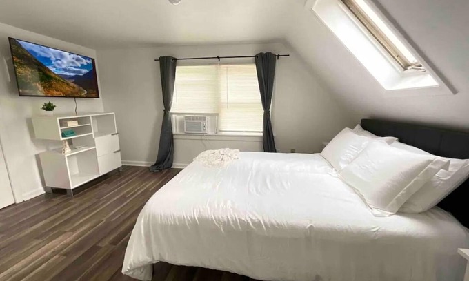 Hooksett Apartamento | NEW - Mins to Concord/ Manchester NH - River Views - Private Porch Pet Friendly