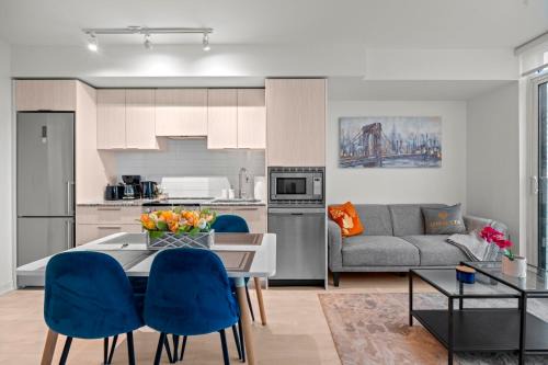 Church and Wellesley Apartamento | New Modern 1Bd & Den in Downtown Toronto