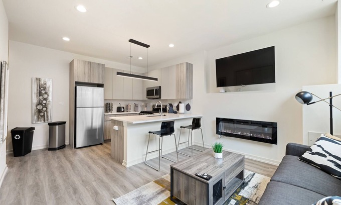 Woodlawn Apartamento | NEW modern 2BR apt near UofChicago & Hyde Park w/free Parking & pet-friendly!