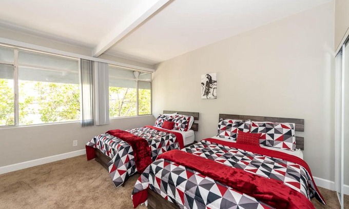 Birdland Apartamento | New & Modern 2BR - Prime Location , Gym and Pool