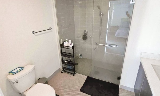 La Brea Condominio | NEW MODERN 3-BED/3BATH condo CENTER OF LA PS5 WiFi AC PATIO