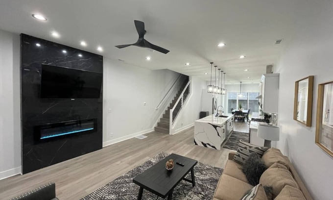 Fall Creek Place Casa | New Modern 4BR/5BA Downtown Indianapolis
