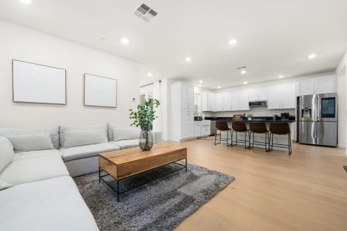 Willow Creek Casa | *NEW* Modern 4BR Home Nr Airport and Downtown w Fire Pit