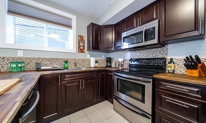 Northwest Edmonton Casa | NEW! Modern and Spacious Basement suite w Walk out.