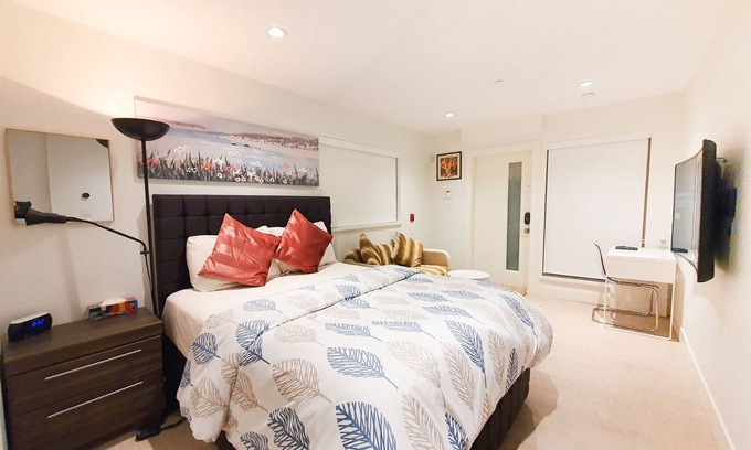 Renfrew-Collingwood Apartamento | New modern and very clean studio close to all amenities