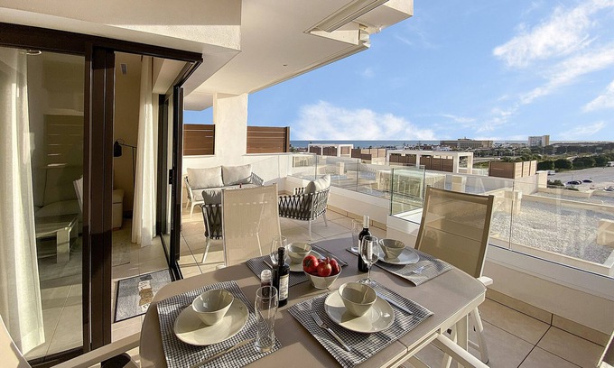La Cala de Mijas Apartamento | Nuevo moderno apartamento, andando de Playa y cerca de golf!
