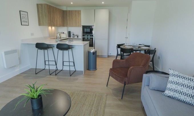 Cheadle Apartamento | NEW Modern Apt Near Airport with Private Parking