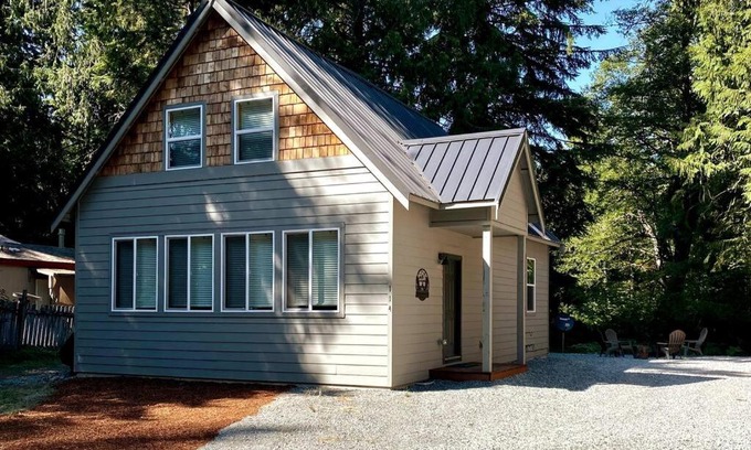 Paradise Estates Casa | NEW Modern Cabin! 5mi to Mt Rainier National Park! Hot Tub & Wifi