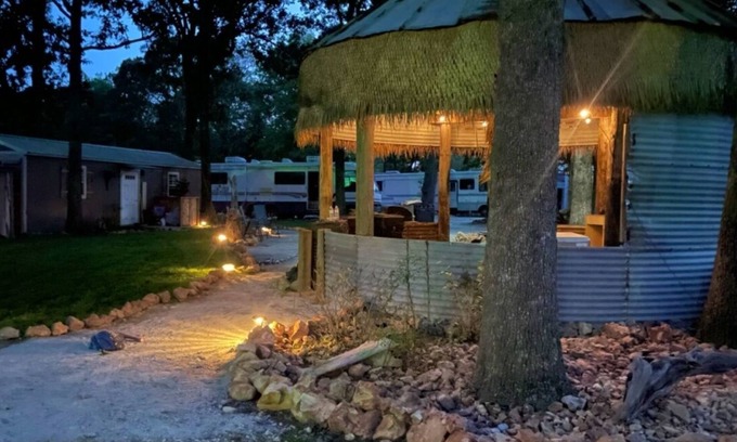 Grove Complejo | New modern cabin on a beautiful shaded property across from Honey Creek Bridge.