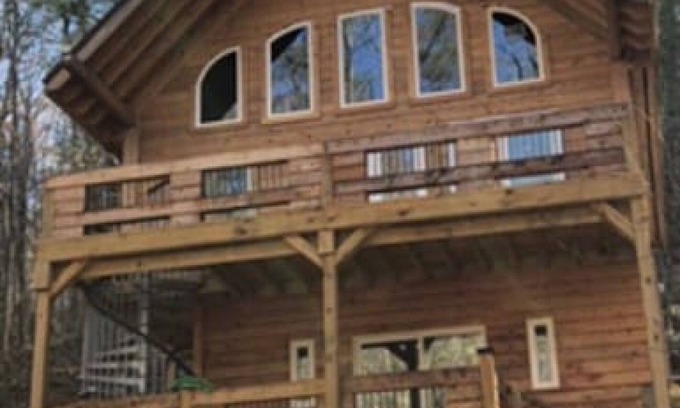 Ellijay Cabina | New Modern Chalet Creekside 2 decks +privacy suite