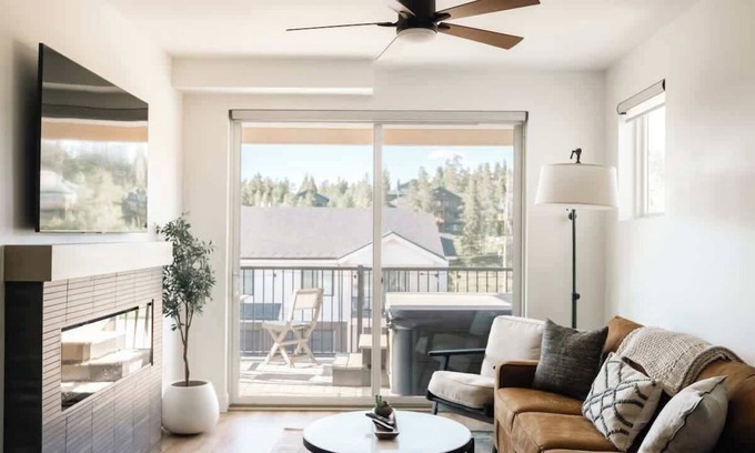 Fraser Condominio | New Modern Charm | Hot Tub | Deck Views! | Fraser