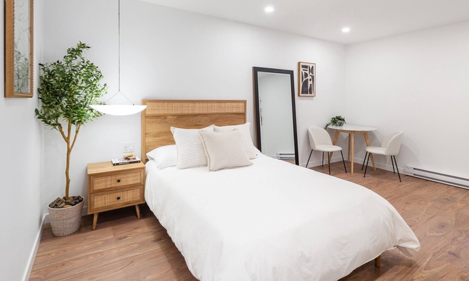 Burnaby Casa | New, Modern & Clean Luxury Studio Suite - Great Location!
