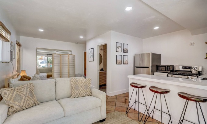 Middletown Apartamento | New Modern Condo in The Hills! Sleeps 2-4 - Only 5 min to Little Italy