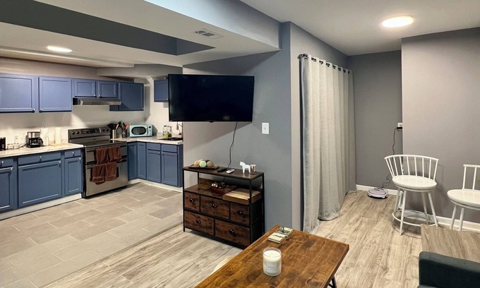 Baileys Crossroads Casa | New Modern Cozy Independent Apartment. 7 min to DC or Pentagon. Work or vacation