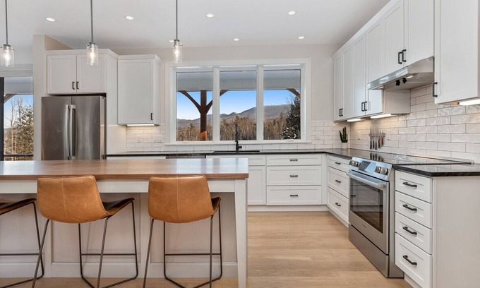 Moscow Casa | New Modern Farmhouse: 4 private acres, 360º Mtn View, Btwn Mtn & Village