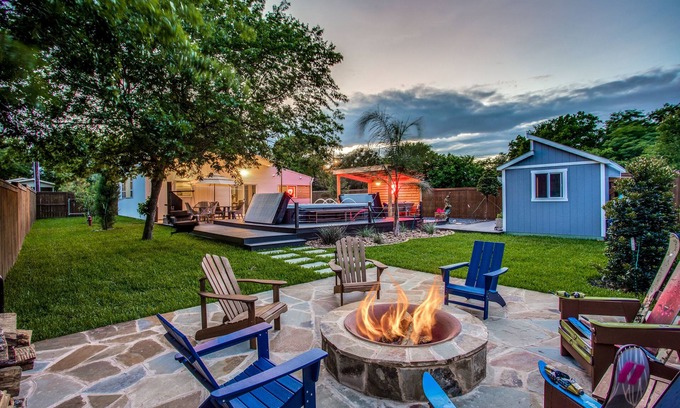 Lockhart Casa | NEW MODERN HOME, DESIGNED FOR COMFORT, SWIM SPA, TESLA CHARGER, 20 MIN TO ATX