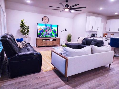 Oklahoma City Casa | New Modern Home, Game Room, Gym, 6 beds, Fast Wifi