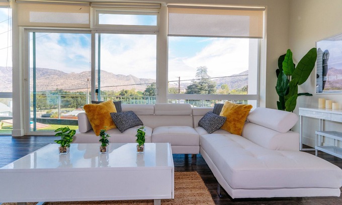 Simi Valley Casa | New Modern Home w/ Patio Deck View - Close To Beach