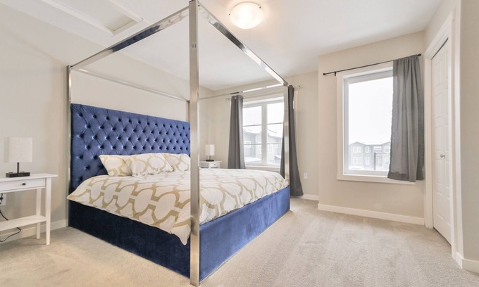 Calgary Casa | NEW MODERN Home with AC. KING bed. 10 min to Airport