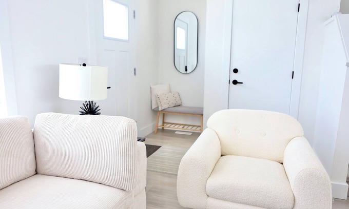 Saskatoon Casa | *NEW* Modern House With Private Hot Tub & Parking