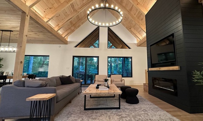 Primrose Cabina | New! Modern Luxury Cabin in RRG: Sleeps 10, Hot Tub, Fire Pit, Pool Table, Woods
