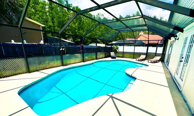 Buena Ventura Lakes Casa | New Modern Oasis with heated pool near MCO Airport, Disney and Amusement Parks!