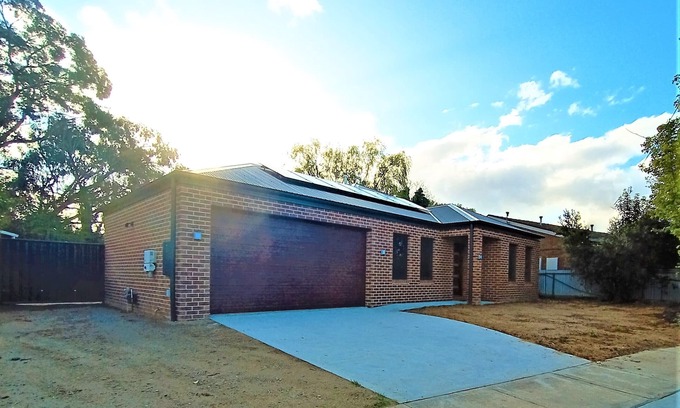 Glenroy Casa | New, Modern Property built in 2021 * Close to Town