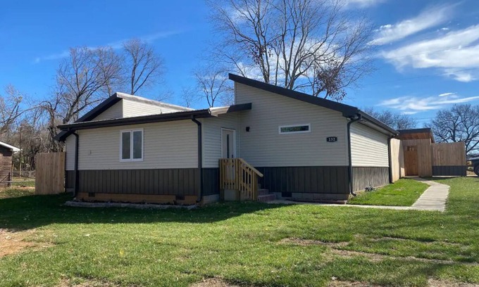 Clarksville Casa | New modern ranch close to base
