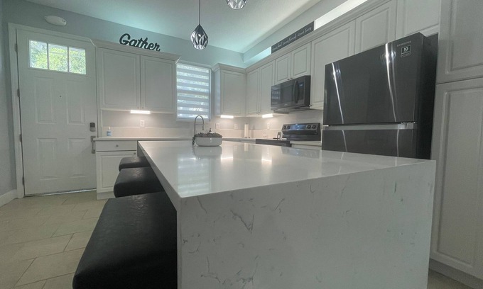 Magic Landings Casa | New Modern Relaxing TH, w/ Pool & Close to Disney Parks