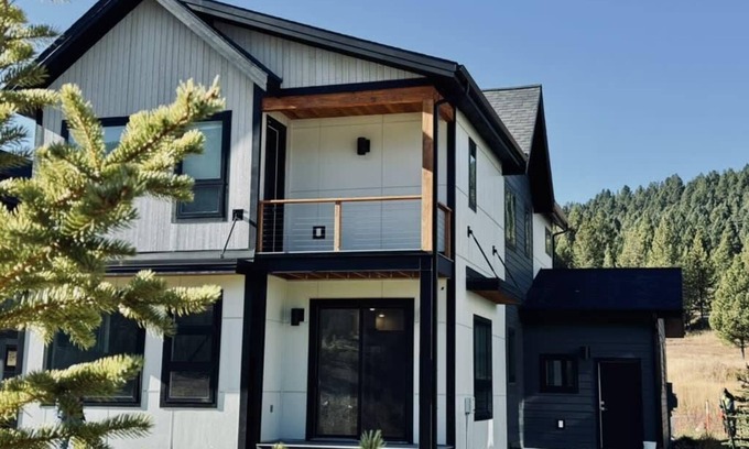 Gallatin Gateway Casa | New Modern Residence w/ Hot Tub @ Aspects Big Sky