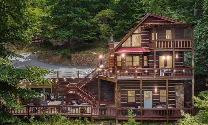 Morganton Cabina | *NEW* Modern Rustic Cabin w/ AMAZING views! Hot Tub, 2 King Suites, Pet Friendly