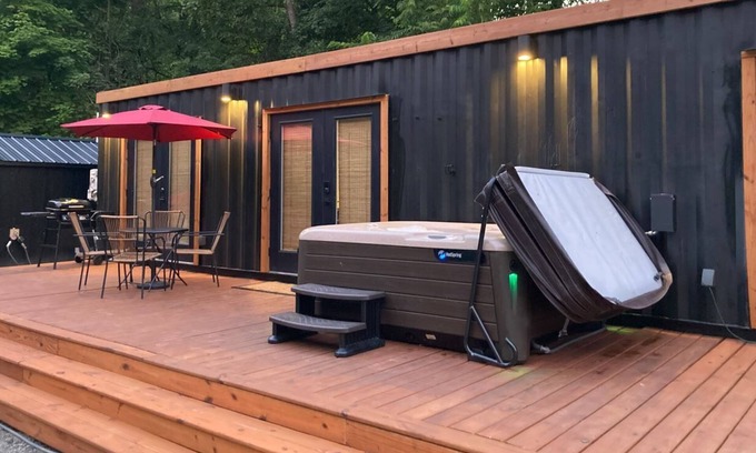 McArthur Cabina | New Modern Shipping Container Home | Private Hot Tub | Hocking Hills