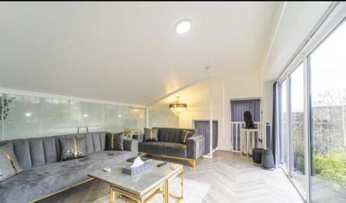 Birmingham Villa | New Modern Stylish Villa Near City Centre Birmingham, with outdoor Hot Tub